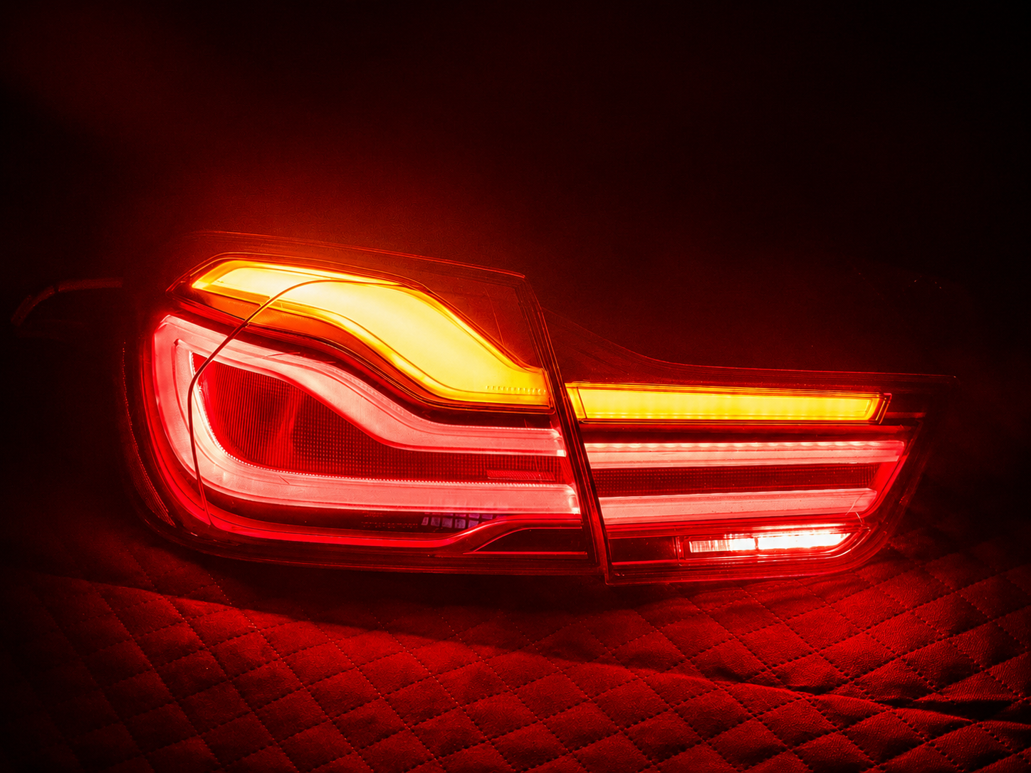 Lampa EU z pomarańczowym kierunkowskazem