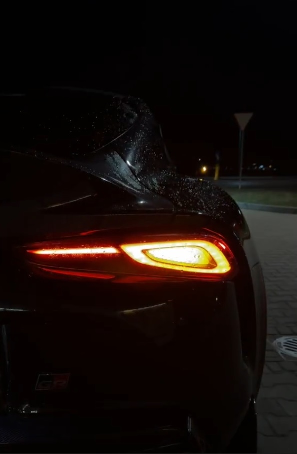 Tuning oświetlenia tylnego LED w sportowym samochodzie