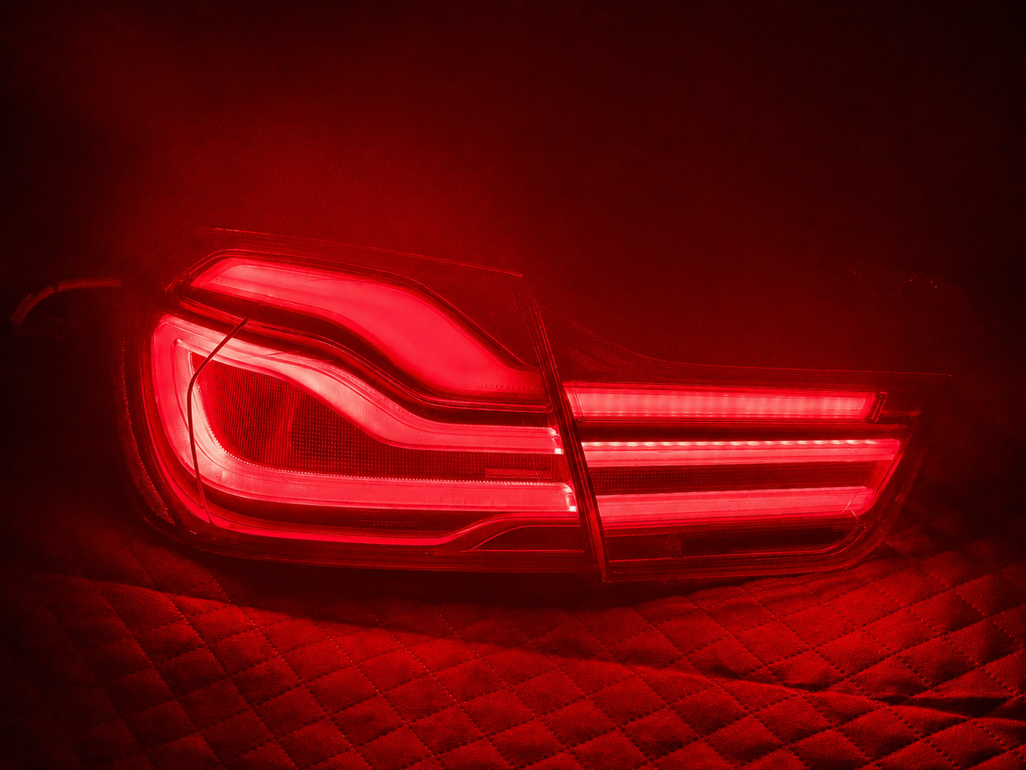 Lampa USA z czerwonym kierunkowskazem